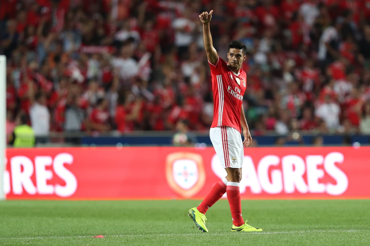 Jiménez es una de las figuras del Benfica en el fútbol de Portugal, en donde espera ser campeón y mantener el nivel que lo tenga en el 'Tri'.