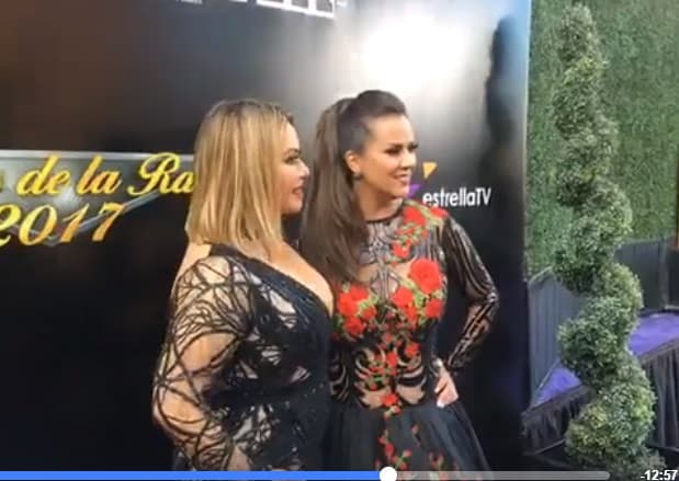 No sólo posó con fanáticos, también artistas como Edith Márquez pidieron tomarse la foto del recuerdo con la querida hija de Jenni Rivera.