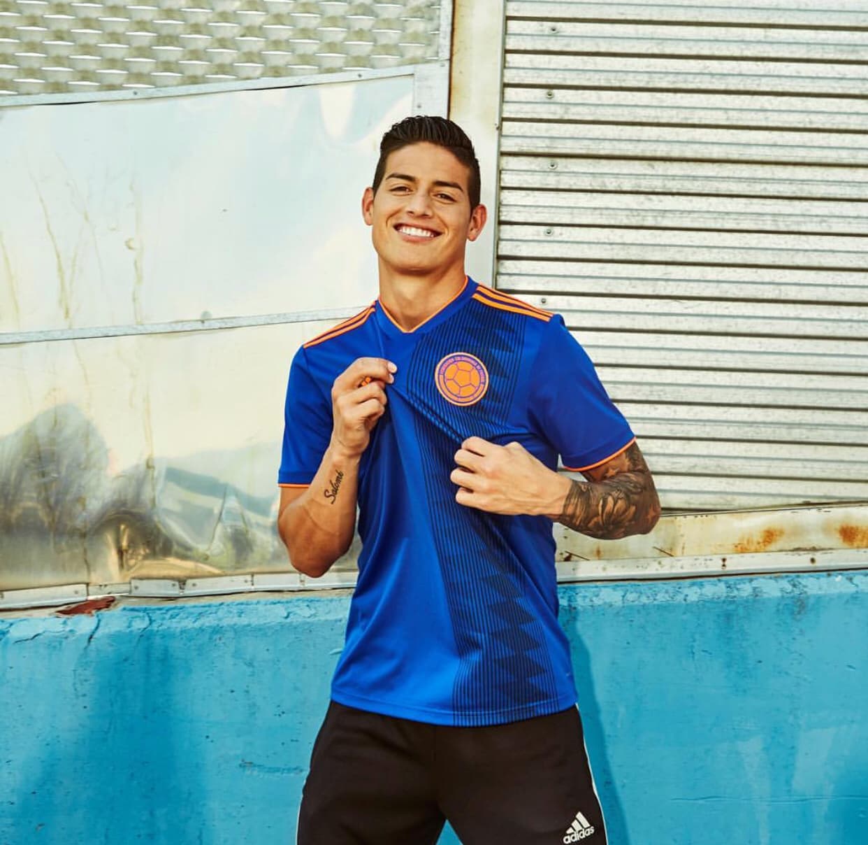 Sin embargo, lo que no ha gustado mucho es el color naranja en los detalles de Adidas y el escudo.