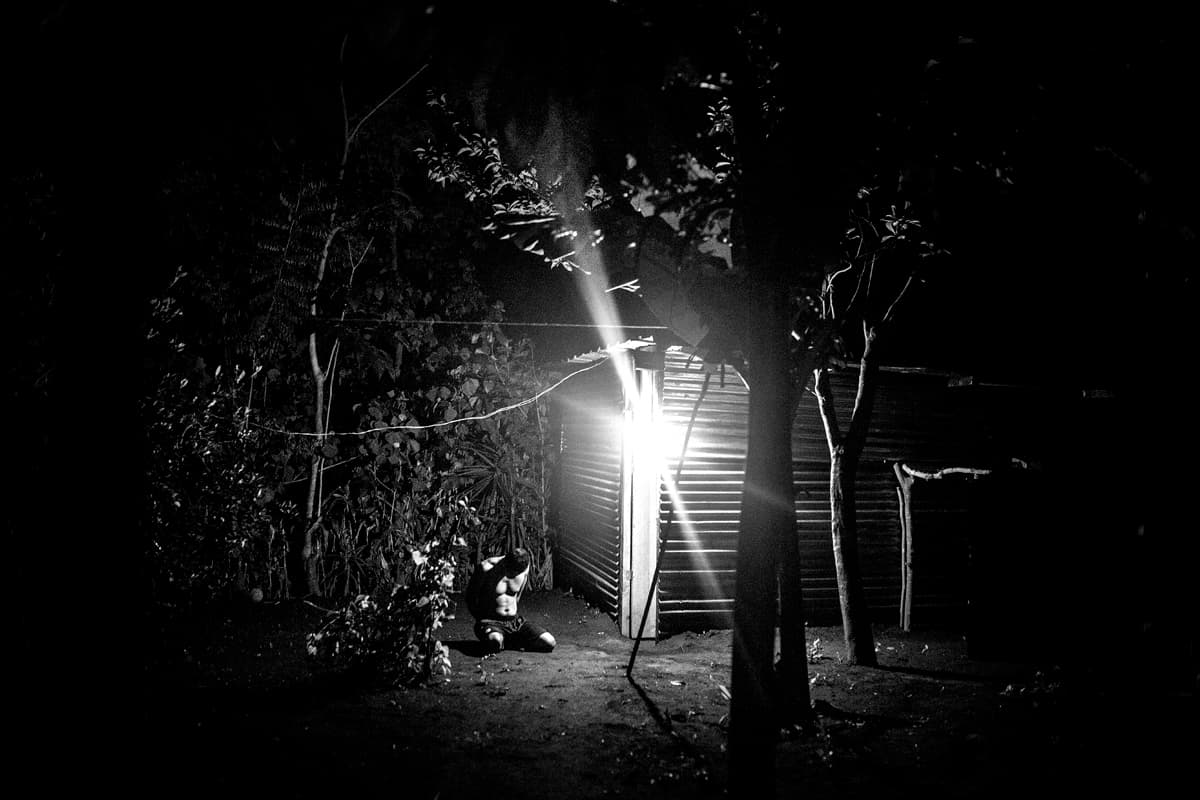 Un hombre, presuntamente miembro de la Mara Salvatrucha, es arrestado y acusado de terrorismo y limitación de la circulación de personas durante un operativo policial realizado en el cantón Talcumulca del municipio de Izalco, Sonsonate. Informes oficiales indican que en el Triángulo Norte de Centroamérica hay más de 100,000 integrantes de las pandillas. Entre 30,000 y 60,000 pandilleros se ubican en El Salvador (datos del Ministerio de Justicia y Seguridad Pública de El Salvador), 15,000 en Guatemala (datos de la Dirección de Inteligencia Civil), y 25,000 en Honduras (registro de la Policía Nacional de Honduras).