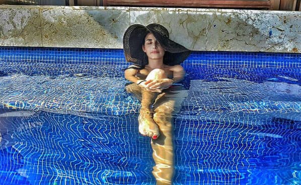 Disfrutó cada rayo de sol y la alberca la relajó al máximo.