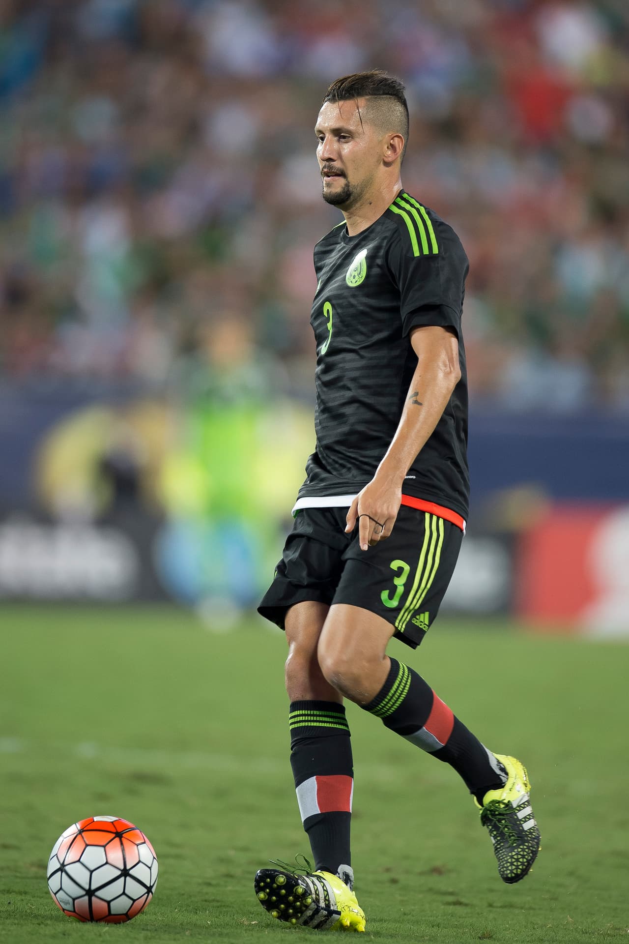 Yasser Corona - Es el jugador mexicano convocado a Copa América Centenario que más dudas ha generado. El defensa central de Querétaro incluso no fue titular en muchos partidos del Clausura 2016, pero al parecer la necesidad de un zurdo en la posición hizo que fuera convocado.