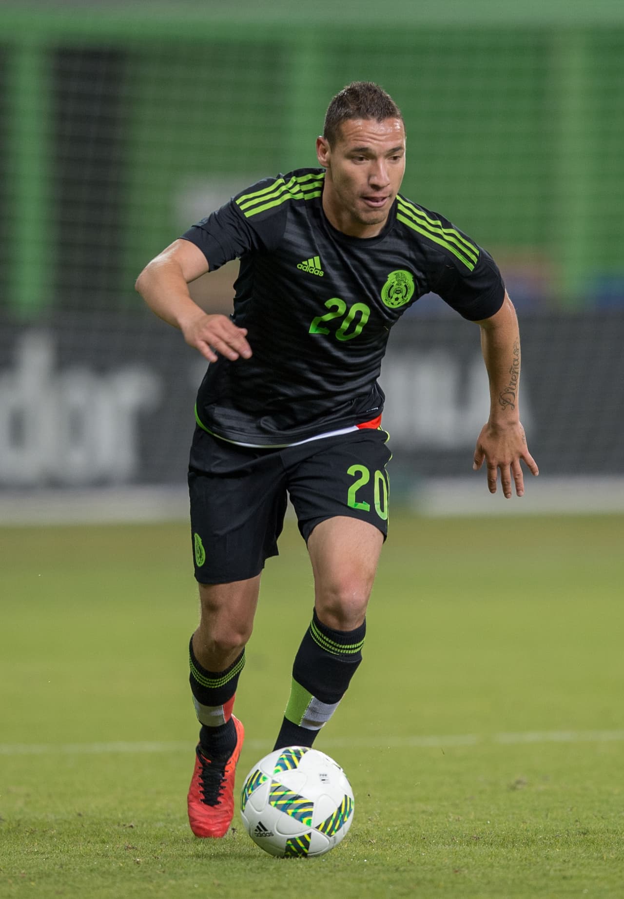 Jesús Dueñas - Hubo quien pensó que el otro puesto sobre el mediocampo de la izquierda sería para Marco Fabián pese a su poca actividad en Alemania, pero Dueñas no. El jugador de Tigres atraviesa por un buen momento y será su más grande oportunidad a nivel de selecciones.