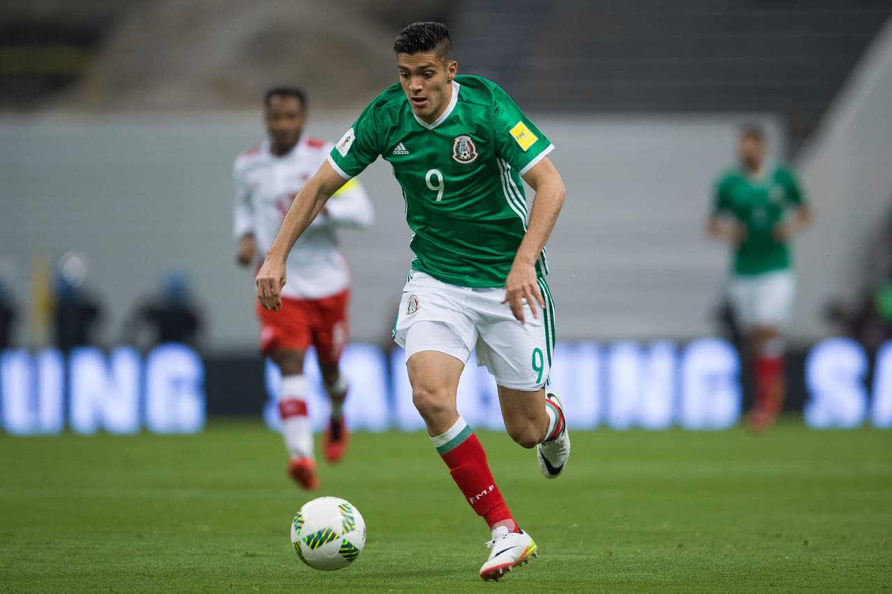 Raúl Jiménez - Al parecer encontró por fin su lugar en el fútbol europeo, habrá que confirmarlo con un segund año igual o mejor que la que recién lo coronó en Portugal con el Benfica. Se ganó a pulso su llamado y será oxígeno puro para el Tri.