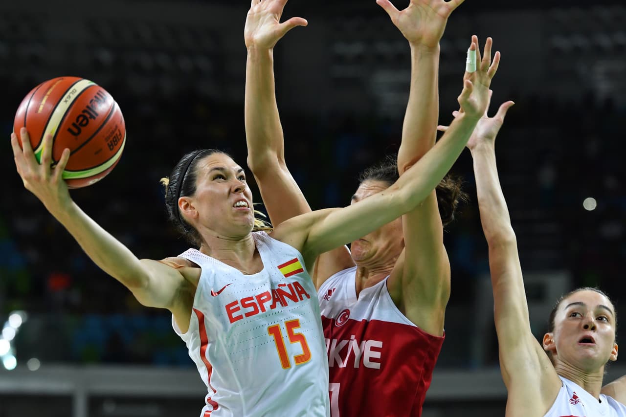 España y Turquía protagonizaron un partido dramático en el baloncesto femenil, el cual se definió para las ibéricas con una canasta de último minuto.