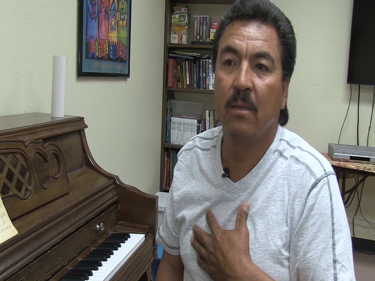 Sixto Paz, un inmigrante mexicano que se encuentra refugiado en la iglesia Shadow Rock pide que lo dejen permanecer en Estados Unidos con sus hijas.