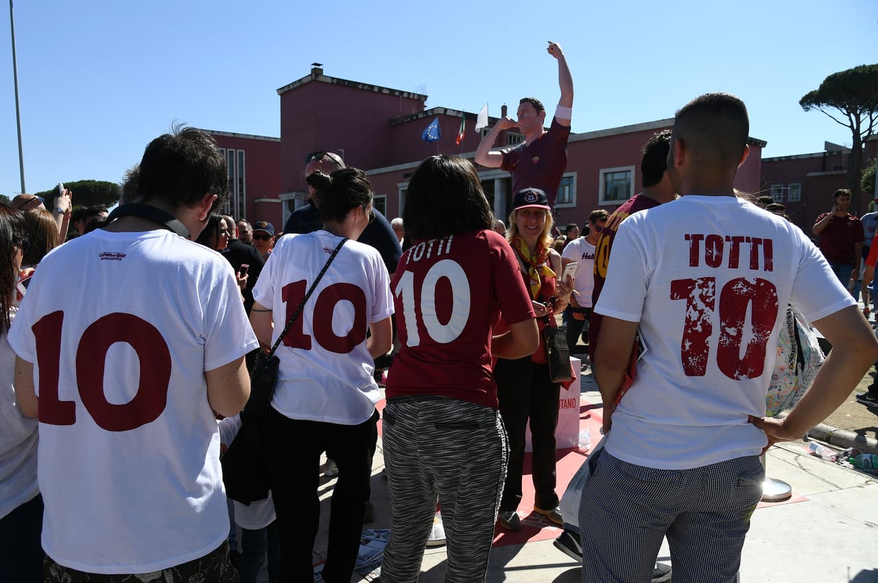 Los fanáticos de Roma le dieron una cálida despedida a Francesco Totti, el eterno capitán, en su despedida del fútbol profesional. Todos vistieron el '10', llevaron pancartas y posaron con una estatua y aclamaron al jugador, que fue suplente contra Genoa pero entró en el triunfo 3-2, en su último juego tras 24 años con el equipo.