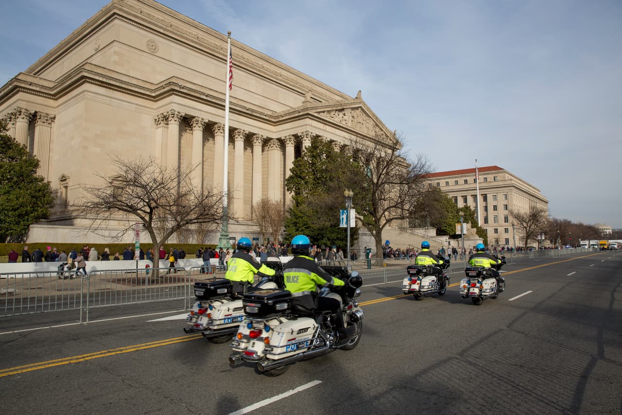 Decenas de policías en motocicletas recorren el centro de la ciudad el día antes del juramento del nuevo Presidente.