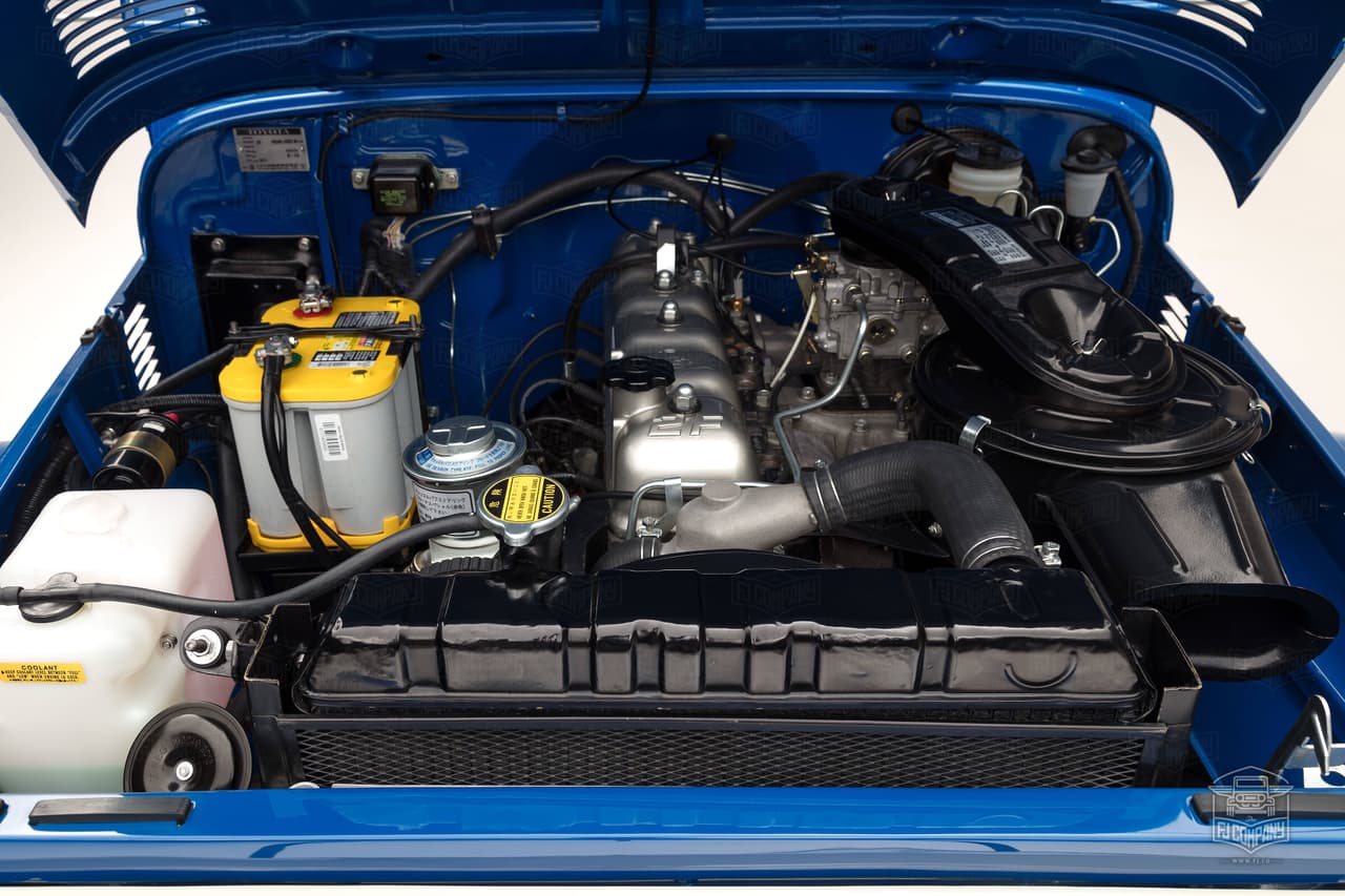 Esta Toyota FJ40 Land Cruiser de 1980 está equipada con el legendario motor
<b>2F de Toyota</b>. Para los no iniciados, el 2F es un motor de 6 cilindros en línea de 4.2 litros, el desplazamiento de un V8 pequeño actual. En este caso The FJ Company nos dice que proporciona 135 caballos de fuerza. ¿Quieres uno? No dudamos de que la gente de
<a href="www.fj.co" target="_blank">The FJ Company</a> estará más que complacida de hablar contigo, pero ojo que se trata de verdaderos clásicos en perfecto estado de funcionamiento y apariencia y por los tanto no son nada baratos.