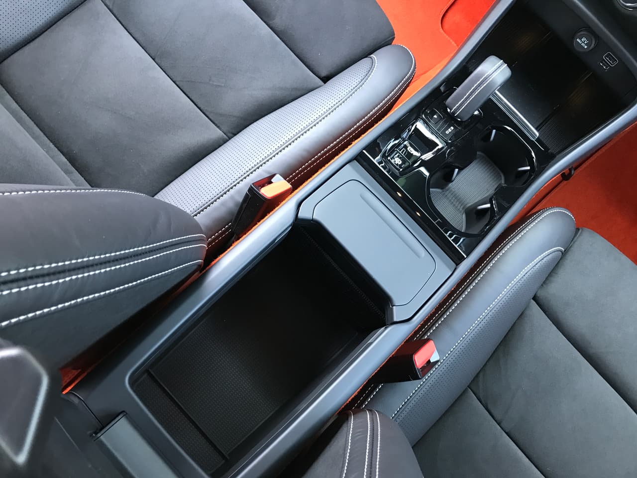 La consola central también cuenta con un pequeño basurero removible para depositar la basura que producimos en el auto (una especie de cenicero gigante sin encendedor) y un enorme espacio debajo del descansabrazos.