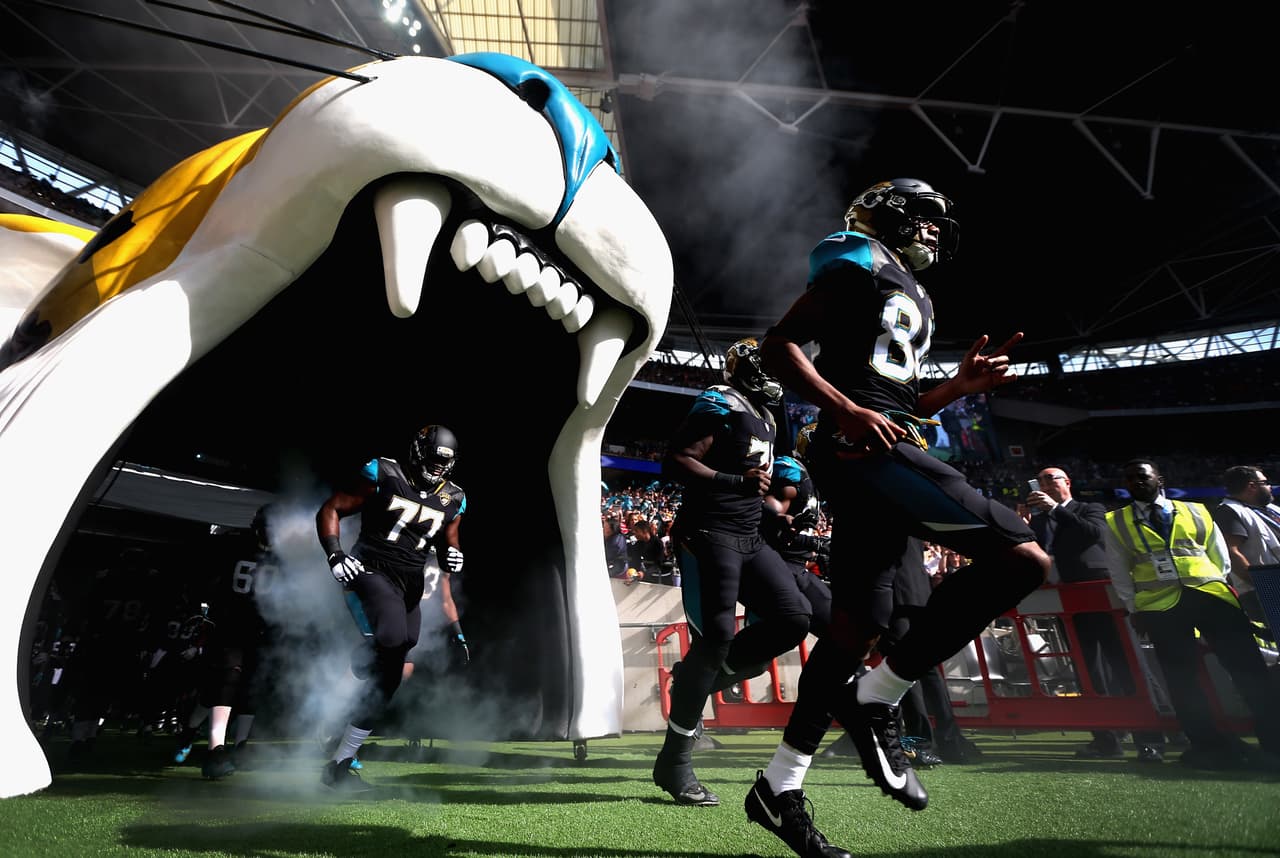 La salida de los jugadores abrió al expectativa, con el previo marcado por la petición de Donald Trump a los clubes de despedir a los que se arrodillaran cuando suene el himno estadounidense.