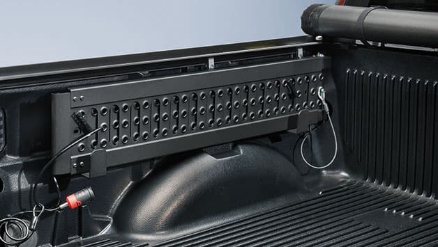 Ford-F150 2017 cuenta también con rampas de acceso al área de carga almacenables.