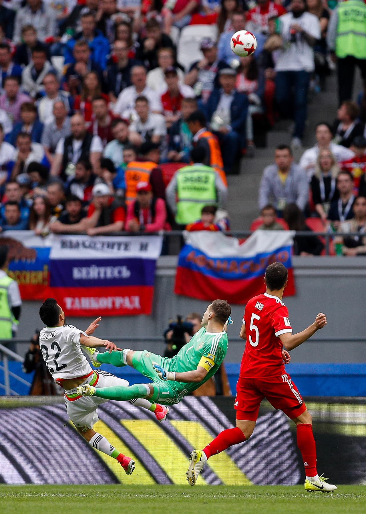 De un pelotazo de Héctor Herrera con el único objetivo de alejar el peligro de propia puerta, surgió el inesperado 2-1 de México a Rusia.