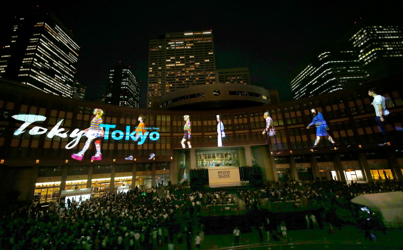 El acto arrancó con una fanfarria interpretada por el cuerpo de bomberos de Tokio y un espectáculo de luces y proyecciones tridimensionales.