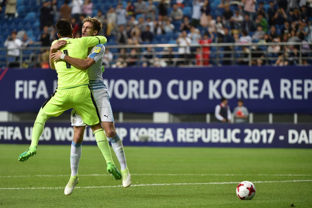 El abrazo obligado con Mele por su exlcenete trabajo bajo los tres palos, que ahorra deberá defender ante Venezuela en la siguiente ronda.