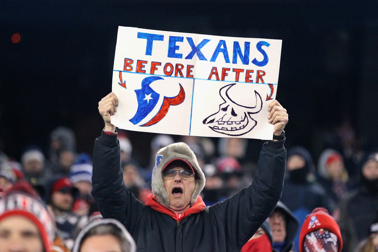 La belleza y energía de las porristas, junto con las ocurrencias y colorido de los fanáticos le dan un ingrediente adicional a la fiesta del fútbol americano de la NFL, en medio de la definición de los equipos que estarán en el Super Bowl.