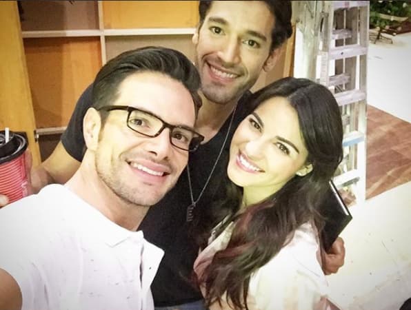 La pareja se mudará a la casa que renta 'Renée' (
<b><a href="http://www.univision.com/entretenimiento/maite-perroni-disfruta-con-su-novio-en-los-angeles-con-un-plan-muy-veraniego-fotos">Maite Perroni</a></b>) y tendrá que enfrentar la discriminación de algunos vecinos.