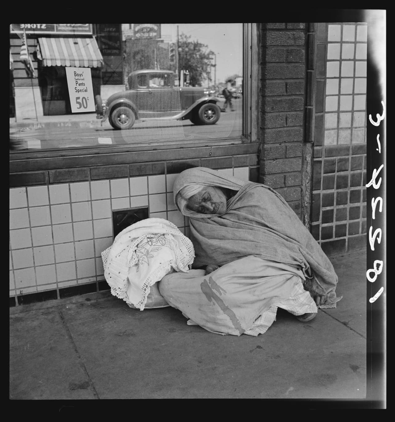 <b>Una mujer espera el tranvía internacional </b>en El Paso, Texas, que la llevará de regreso a México. Junio de 1938.