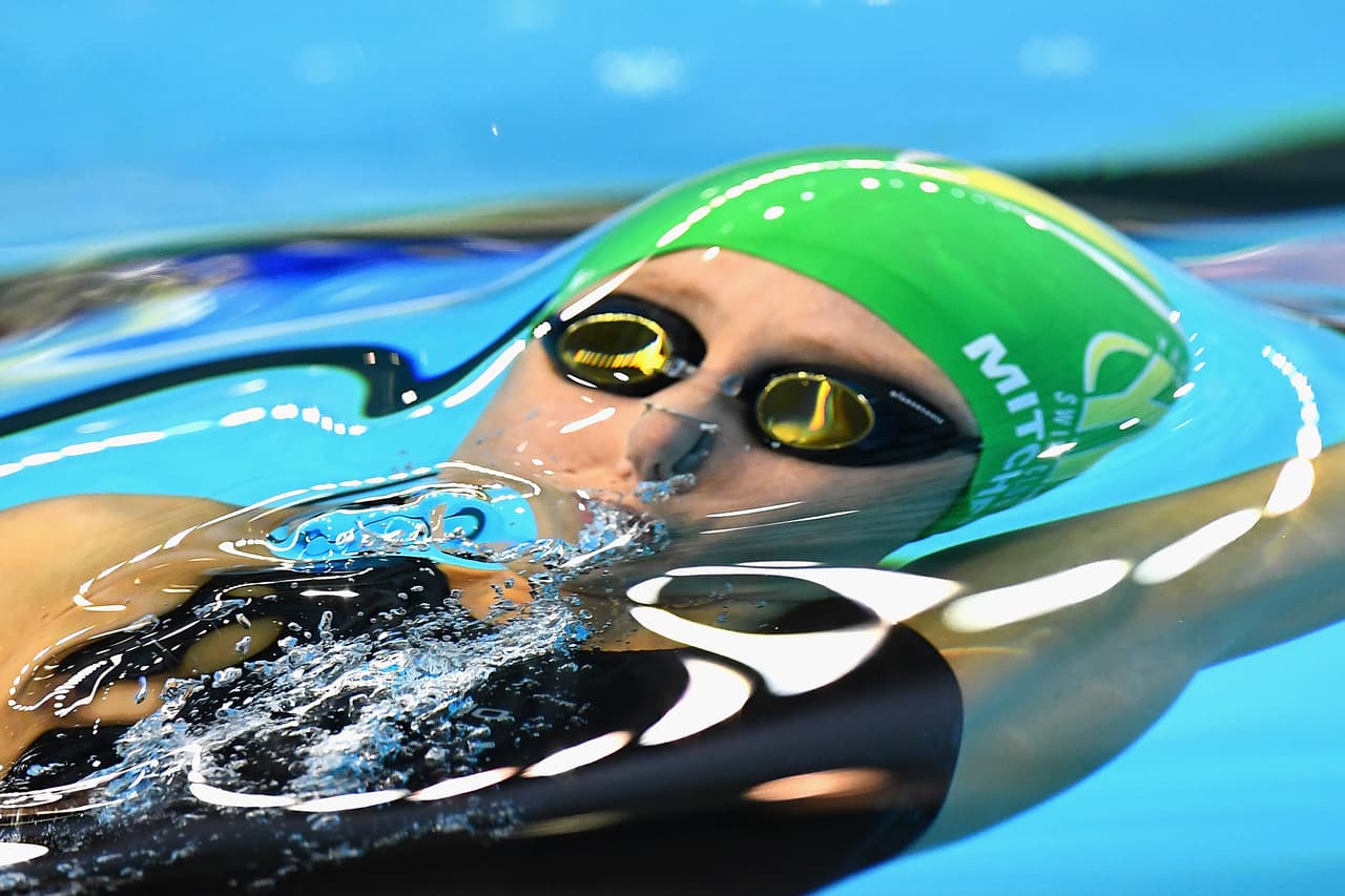 Caitiln Mitchell y su concentración bajo el agua en la prueba de 100 metros de espalda durante una competencia local en Australia.