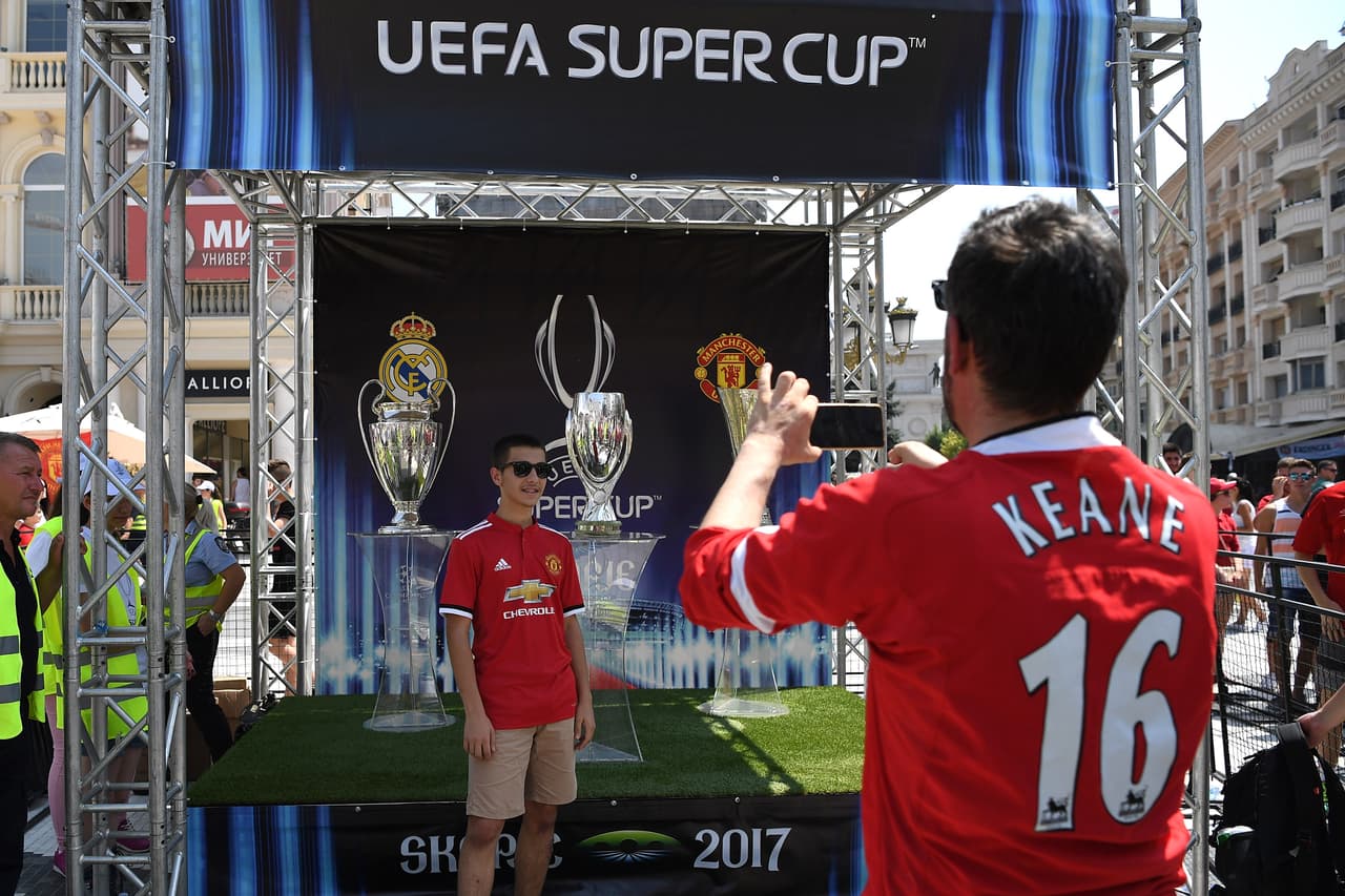 Los trofeos de la Champions League, Europa League y Supercopa de la UEFA fueron exhibidos para que los aficionados pudieran conservar un recuerdo.