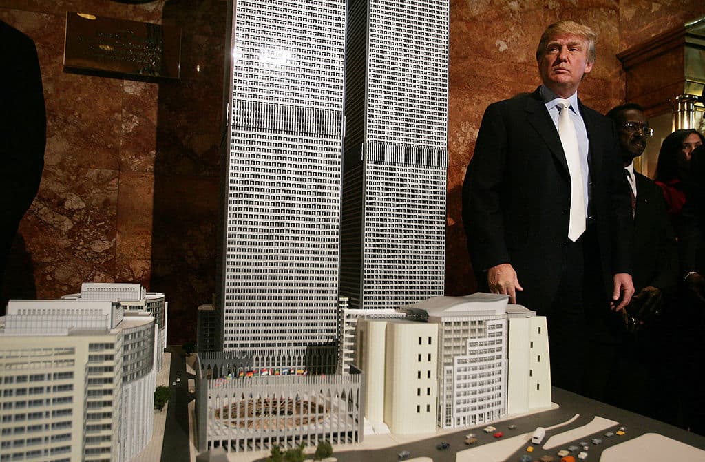 Donald Trump junto a una maqueta de la que fue su propuesta para reconstruir las Torres Gemelas de Nueva York.