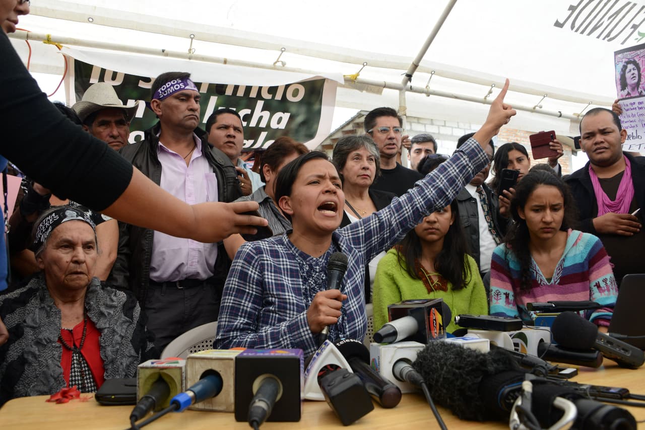 La madre y los hijos de la activista asesinada.