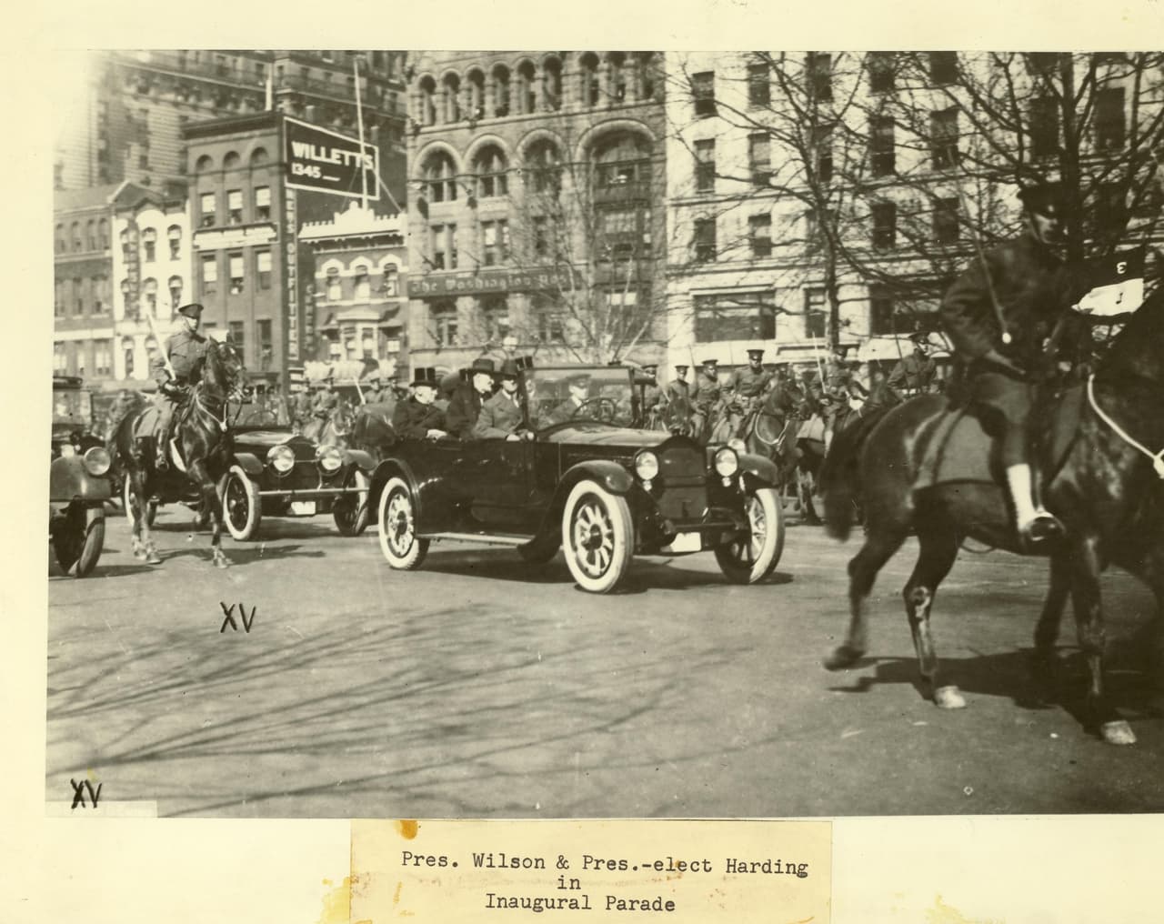 El 4 de marzo de 1921 Warren G. Harding es el primero en utilizar un automóvil en el desfile del nuevo presidente. En la foto el recién juramentado presidente viaja en un Packard Twin Six proporcionado por el comité nacional republicano junto a su predecesor Woodrow Wilson.