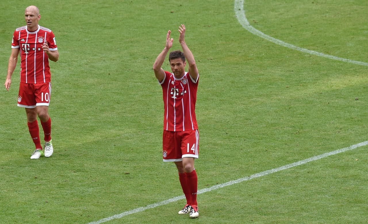 Al minuto 82, para que recibiera los aplausos de los fanáticos, Ancelotti decidió sustituir al español Xabi Alonso.