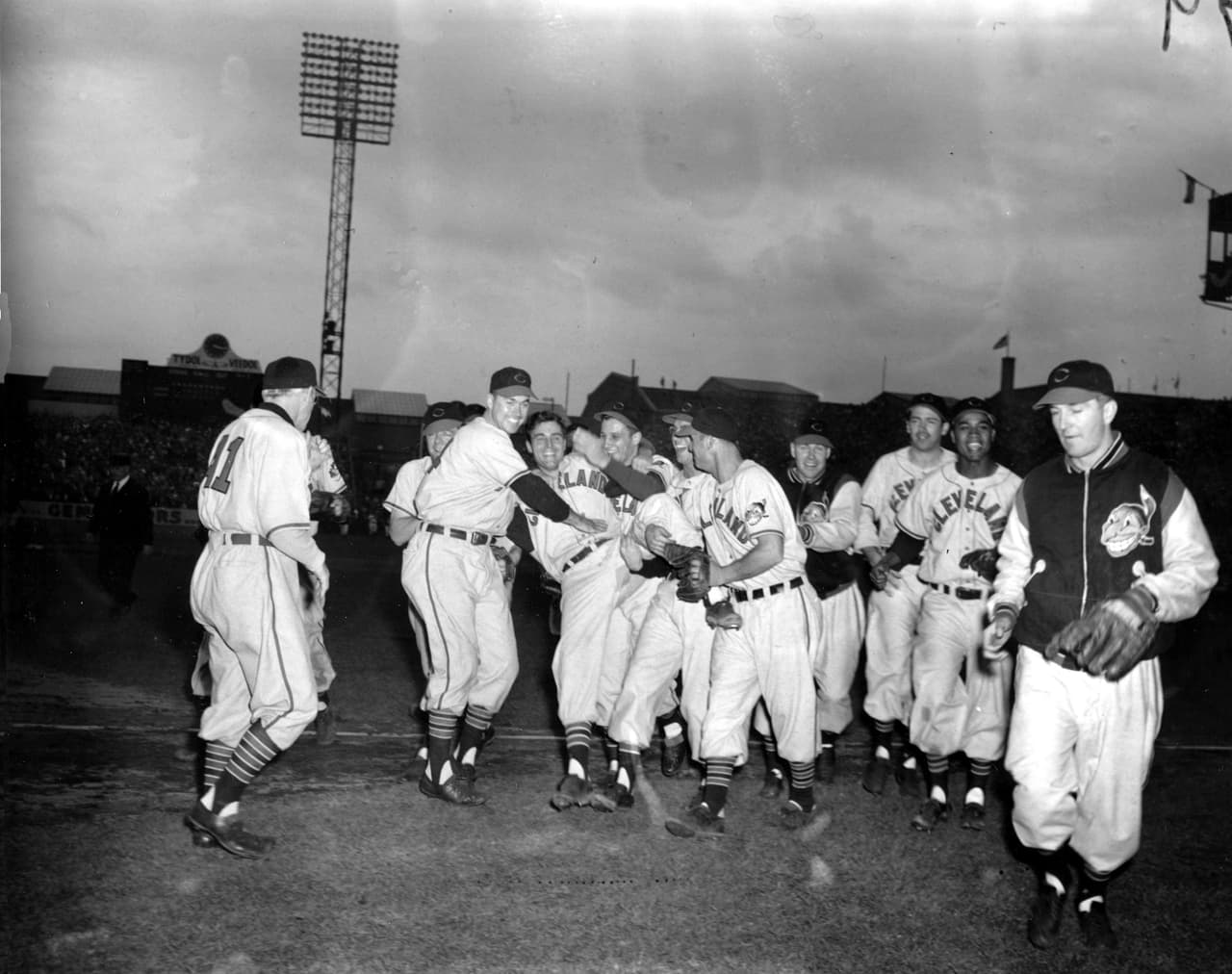 La fiesta del equipo tras imponerse en el segundo juego. En brazos, el lanzador Bob Lemon. A la izquierda y mirando a la cámara está el manager Lou Boudreau y a la derecha el otro pitcher Bob Feller.