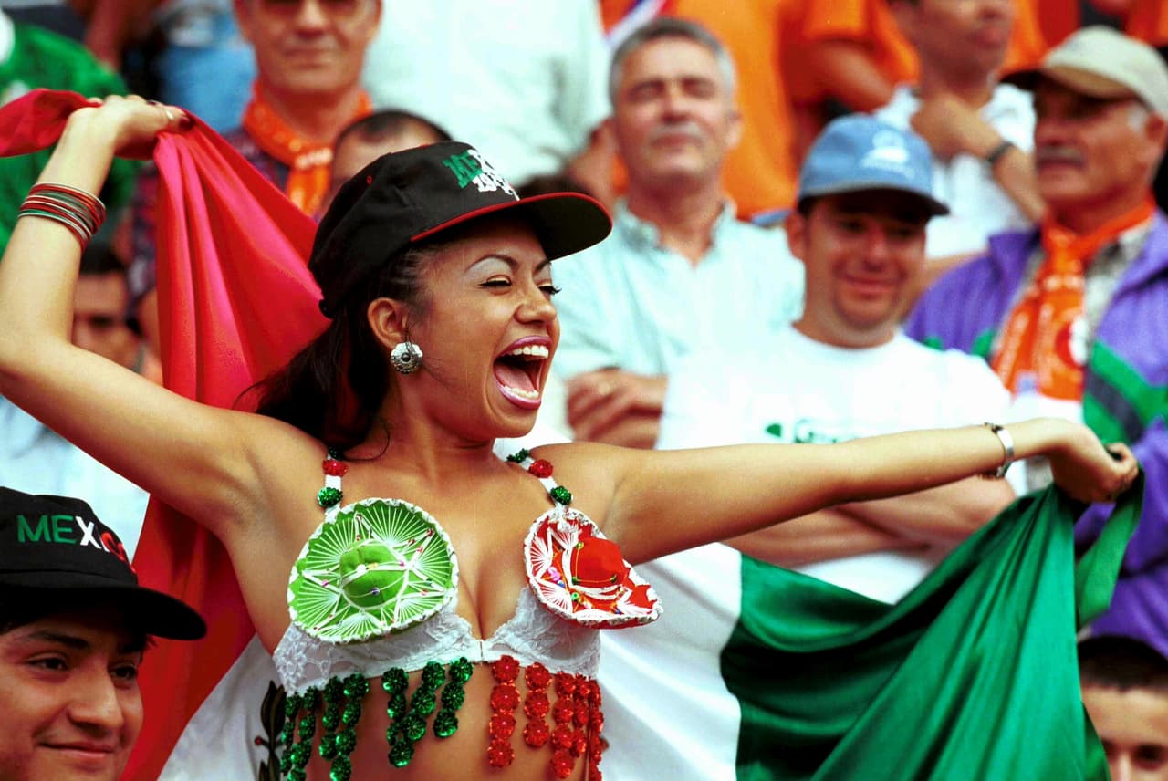 La afición mexicana poniendo ese toque de picardía que va con el 'Tri' a todas las citas mundialistas.