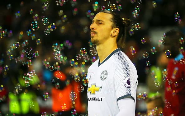 El mítico nueve sueco también se puso a soplar burbujas.