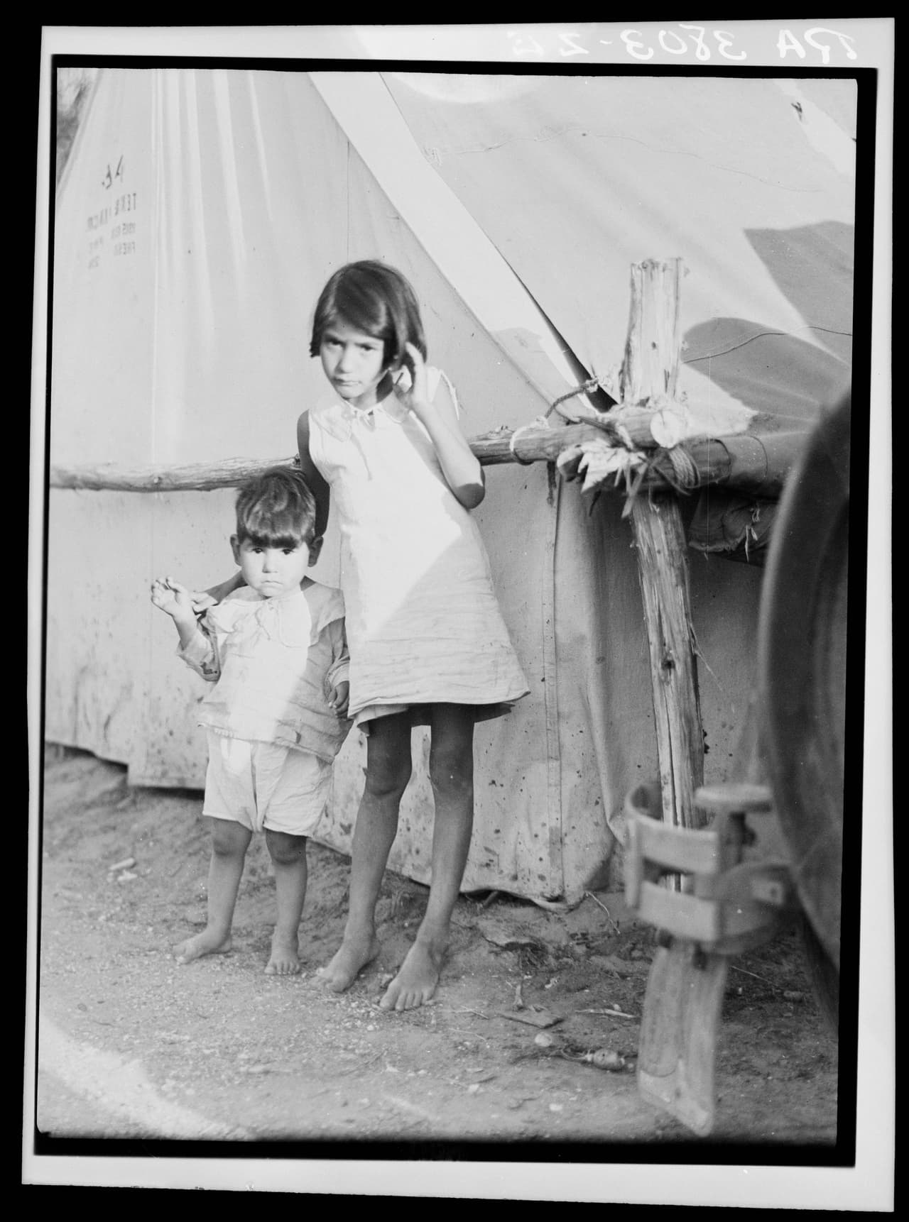 <b>Niños inmigrantes mexicanos en el campo</b> durante la cosecha de guisantes. Nipomo, California. Enero de 1935.