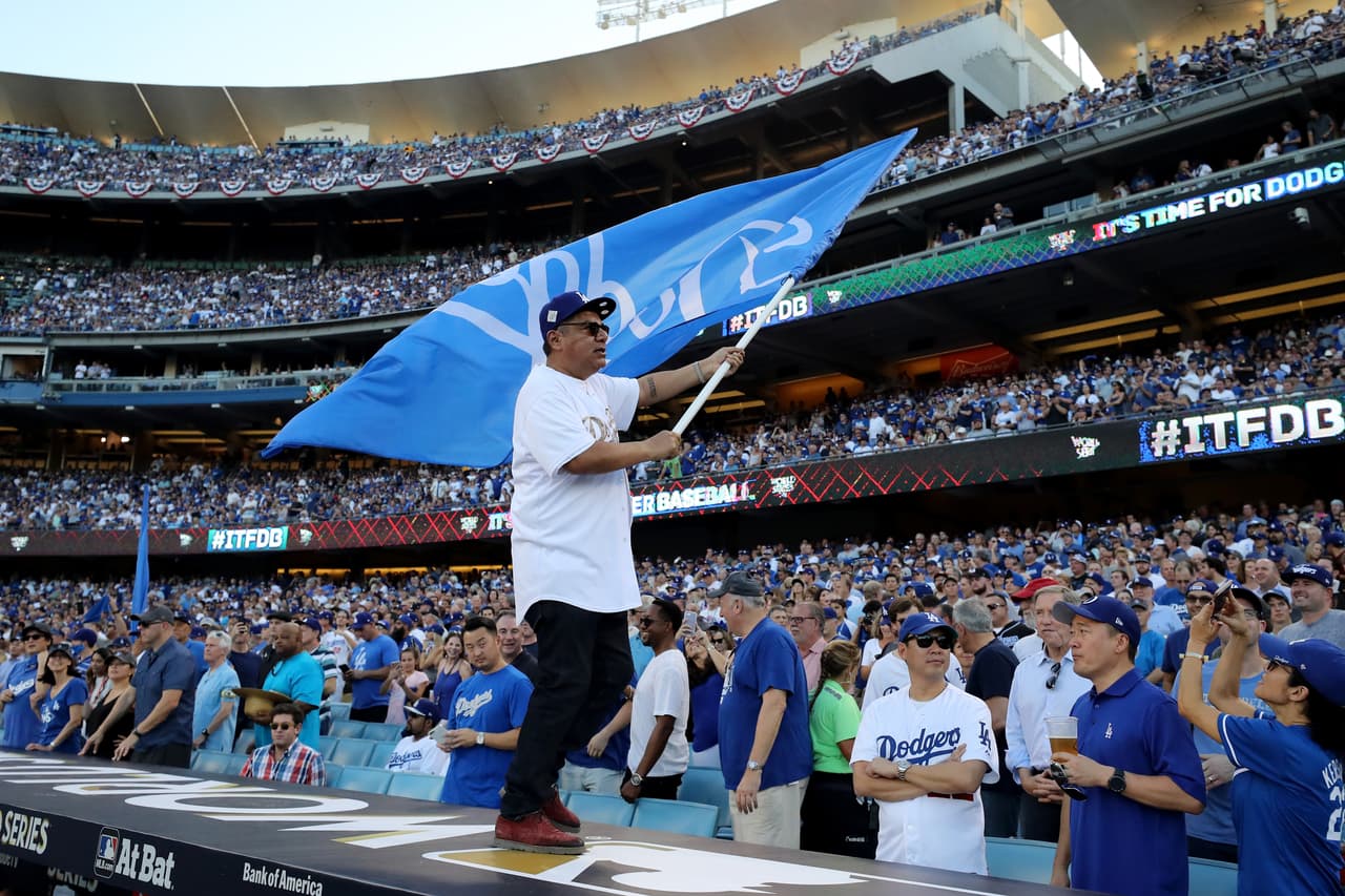 Con la alegría de las celebridades y la fiesta en las tribunas comenzó la gran fiesta del béisbol estadounidense en la Serie Mundial.