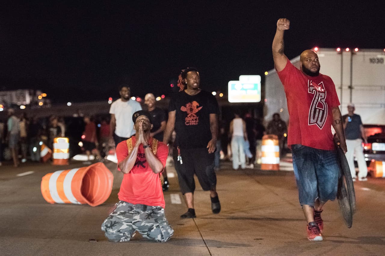 La familia del fallecido indicó a medios locales que Scott no portaba ningún arma, que estaba leyendo en su vehículo mientras esperaba a que su hijo volviera en el bus de la escuela, aseguró su hermana.