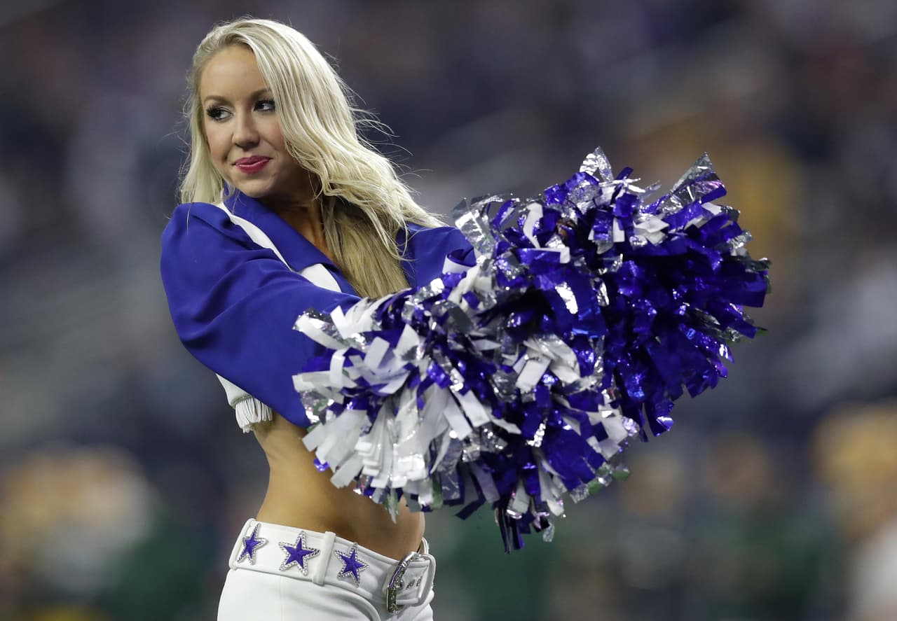 La belleza y energía de las porristas, junto con las ocurrencias y colorido de los fanáticos le dan un ingrediente adicional a la fiesta del fútbol americano de la NFL, en medio de la definición de los equipos que estarán en el Super Bowl.