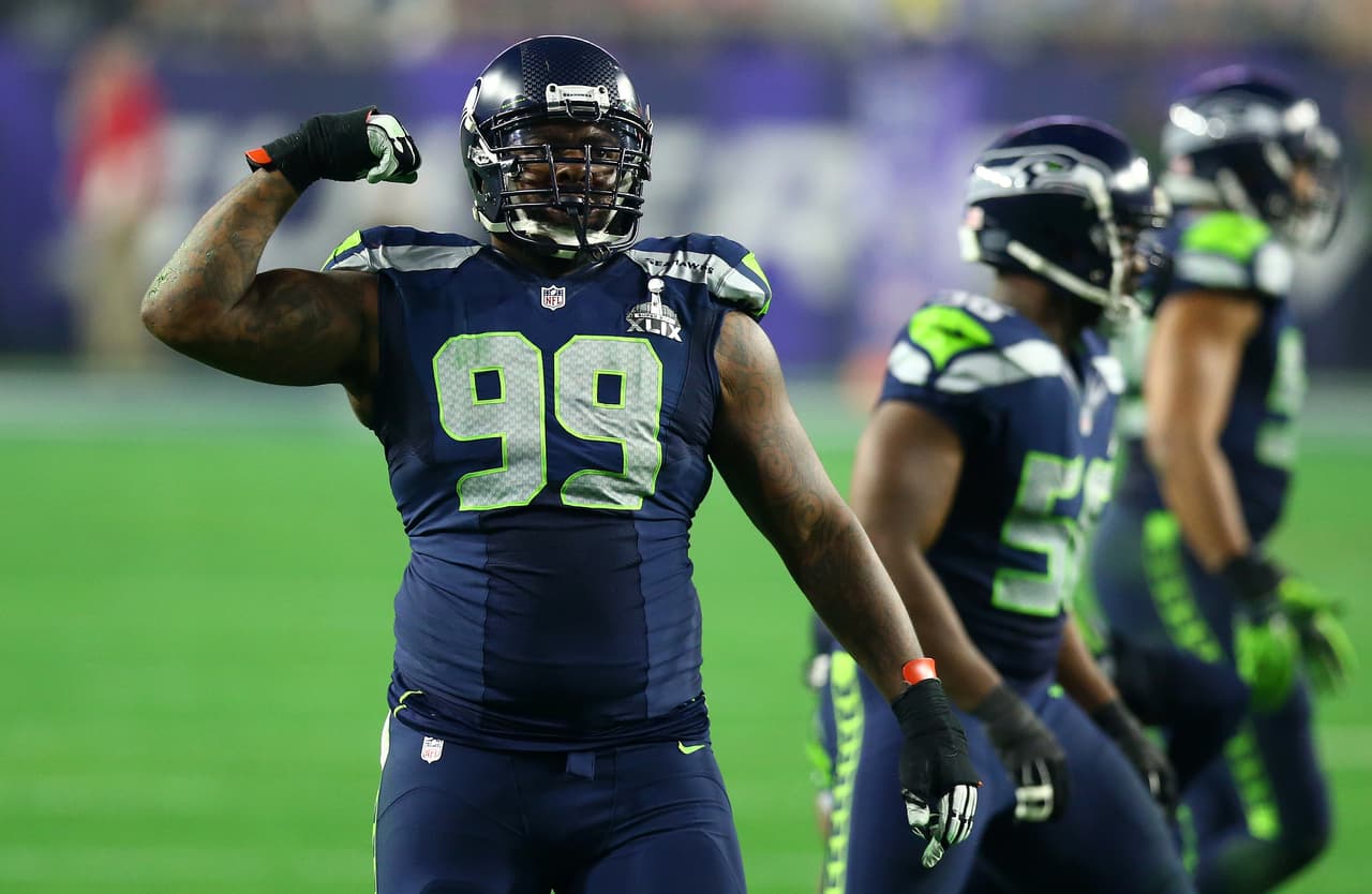 <b>TONY MCDANIEL – DT Seattle Seahawks</b>
<br>Este tacle nariz, campeón del Super Bowl XLVIII, vive su segunda etapa con Seattle tras un año sin pena ni gloria en Tampa Bay. Comenzó su carrera en Jacksonville y tuvo algunos destellos a principios de la década de 2010 con Miami. Aunque ya tiene 32 años de edad, con su 2.01 m de estatura y presencia, no sería extraño que termine reforzando la defensiva de algún equipo de la NFC.