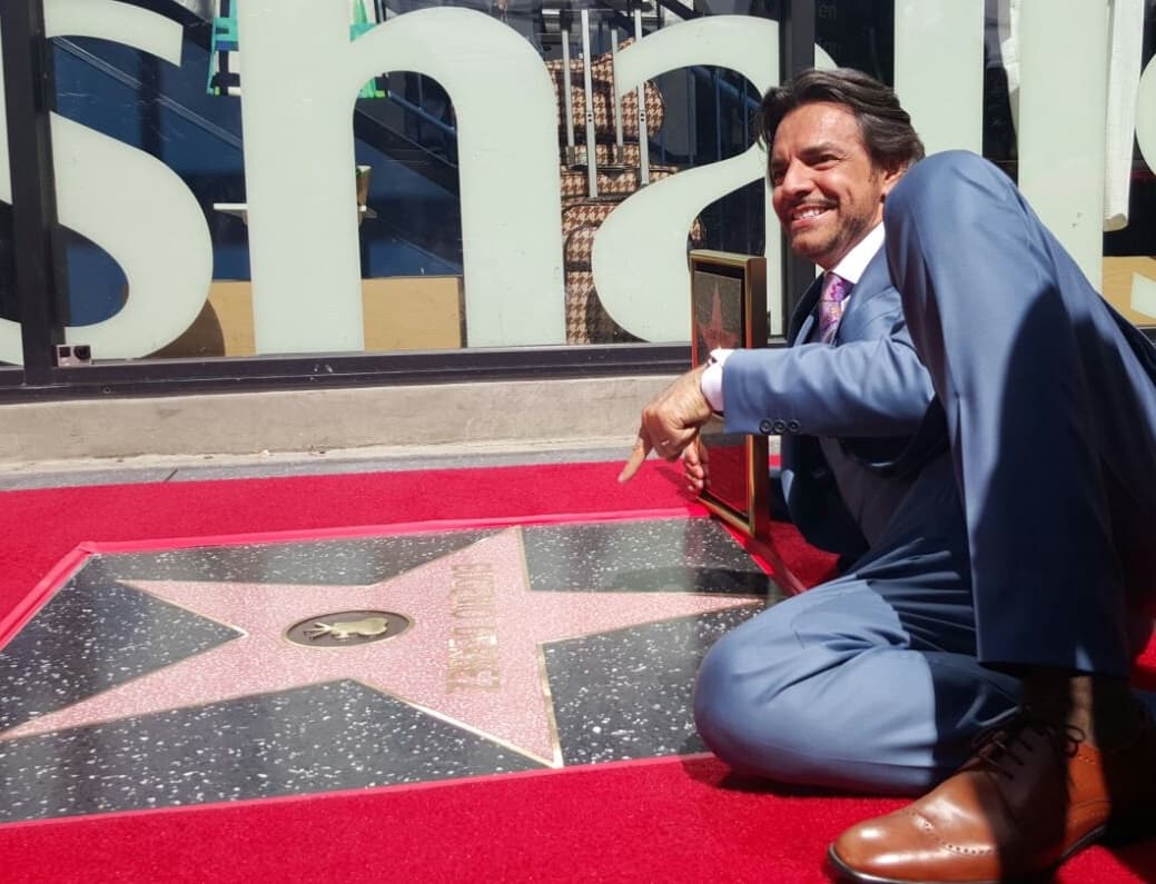 Eugenio Derbez señala su estrella en el Paseo de la Fama de Hollywood