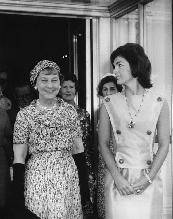 Mamie Eisenhower recibiendo a la primera dama entrante Jacqueline Kennedy.