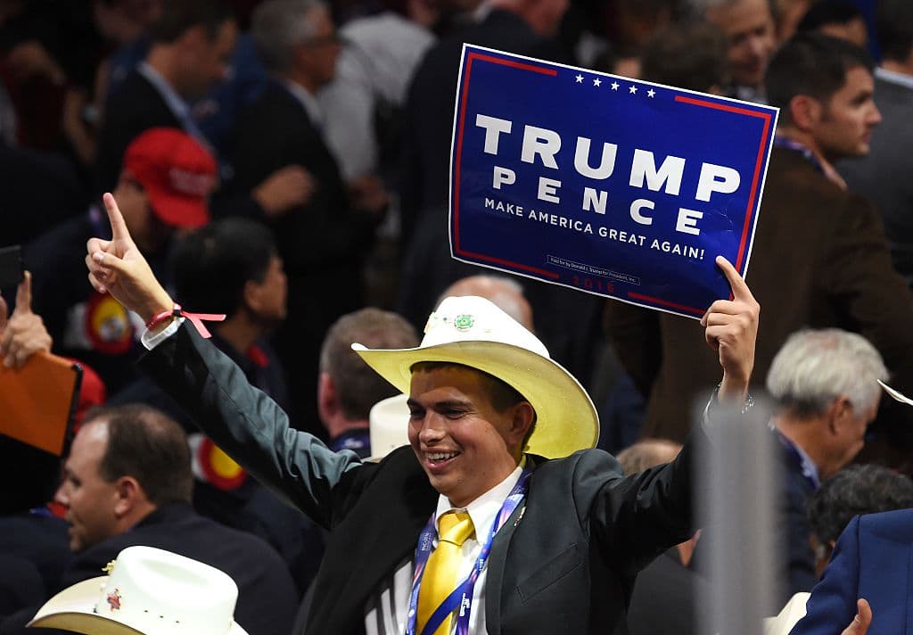 "Los problemas a los que nos enfrentamos hoy –pobreza y violencia en casa, guerra y destrucción fuera- durara solo si seguimos apoyándonos en los mismos políticos que los crearon", dijo Trump.