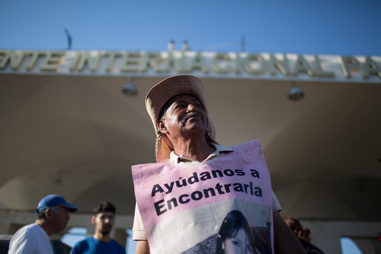 José Luis Castillo es el único padre en agarrar el micrófono. Su hija de 14 años desapareció en 2009. Culpa a las autoridades de usar las ayudas públicas para supuestamente “desanimar y desorganizar a las madres y padres de jóvenes desaparecidas”. Cuando empieza a hablar de su hija, las lágrimas le inundan la voz, y se marcha.