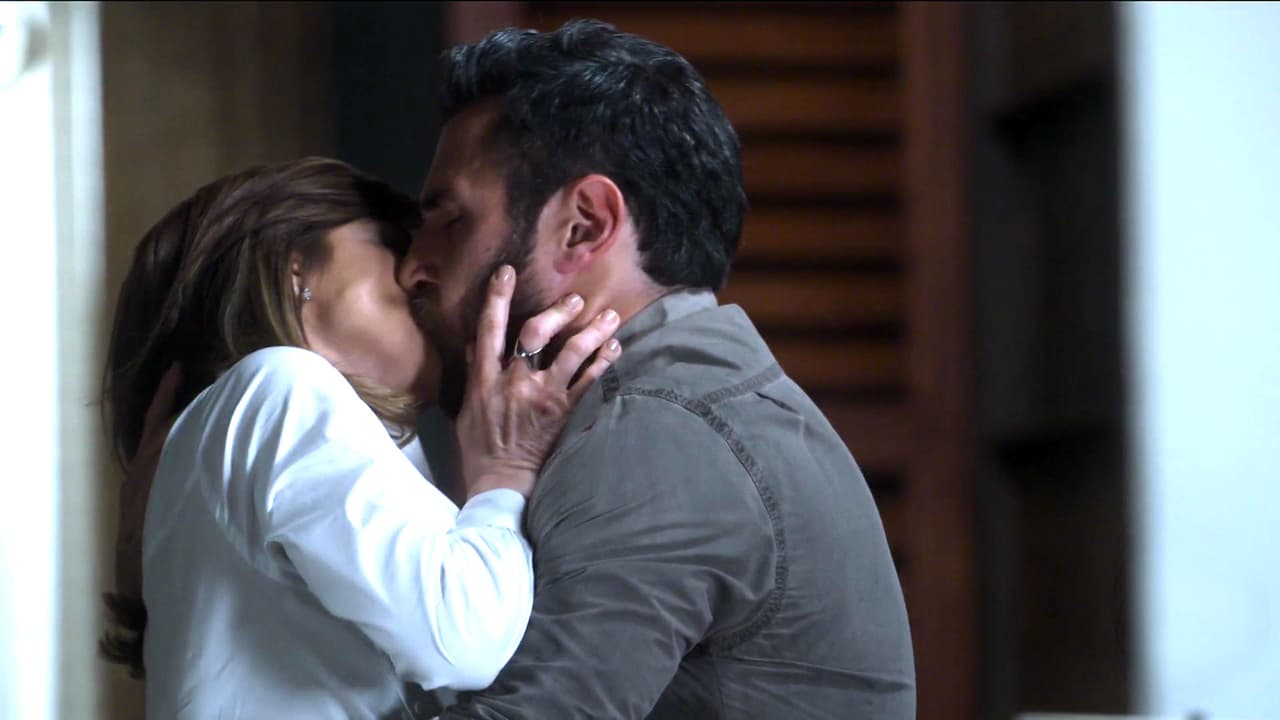 Santiago desconocía la infidelidad de Carolina y vive desconcertado por la traición. En un momento de desesperación se refugió en los labios de Raquel, quien también se encontraba destruida.