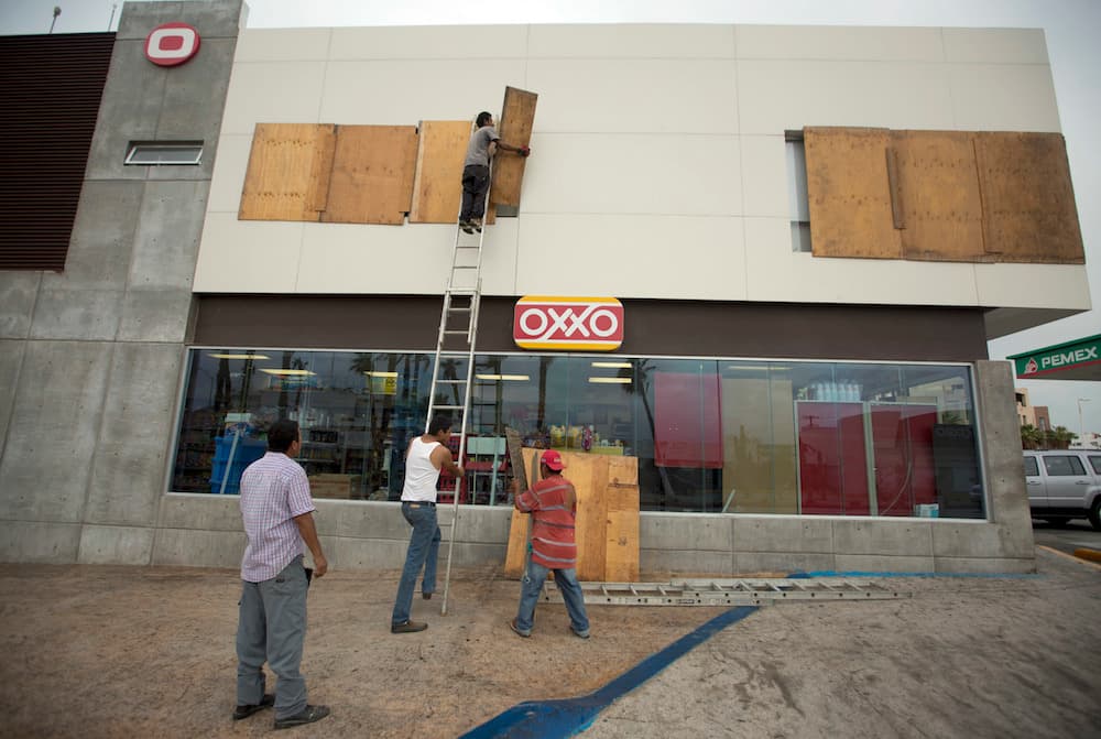 Los comercios de San Lucas, en Baja California, se preparan para el paso del huracán Newton