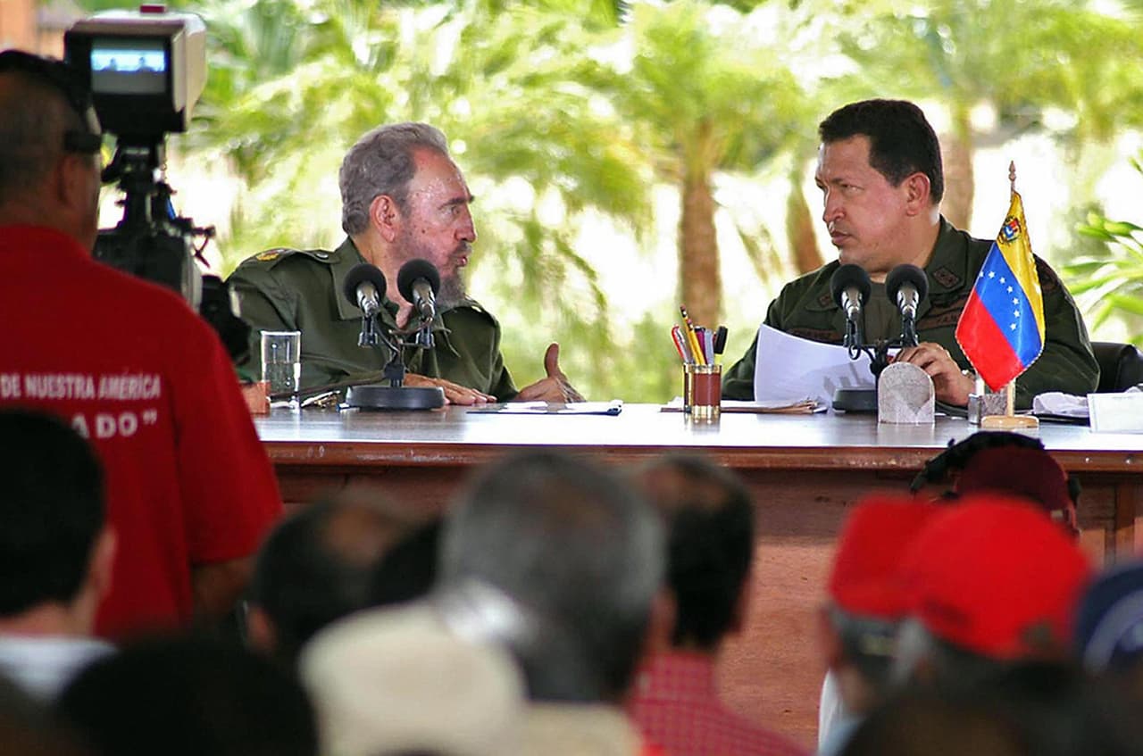 El exmandatario cubano Fidel Castro acompaña al fallecido expresidente de Venezuela Hugo Chávez en su programa dominical Aló Presidente, en agosto de 2005.