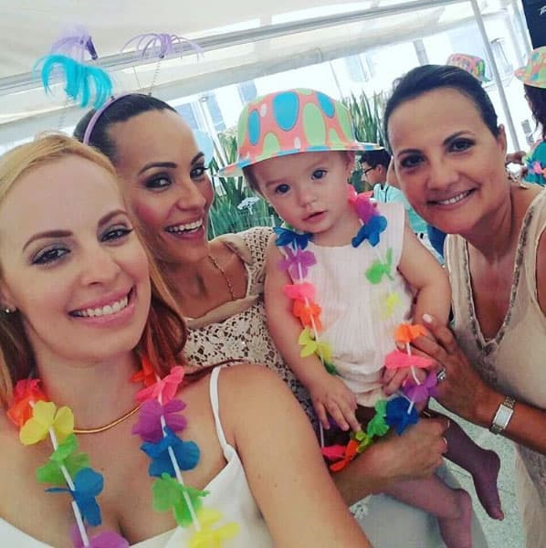 ¡Qué linda está la pequeña Bianca!, se divirtió con los colores de la decoración, en especial con ese collar de flores de papel.