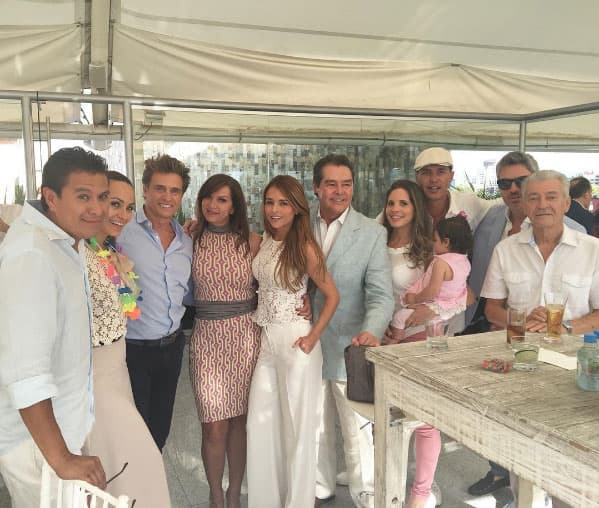 Sin duda pasaron una divertida tarde familiar, los colores claros predominaron en la vestimenta de los invitados.