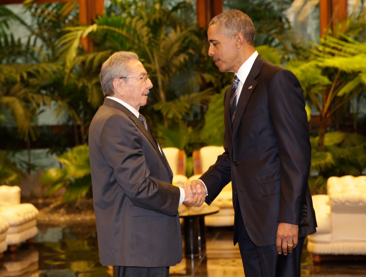 Obama y Castro se saludan en el Palacio de la Revolución en La Habana.