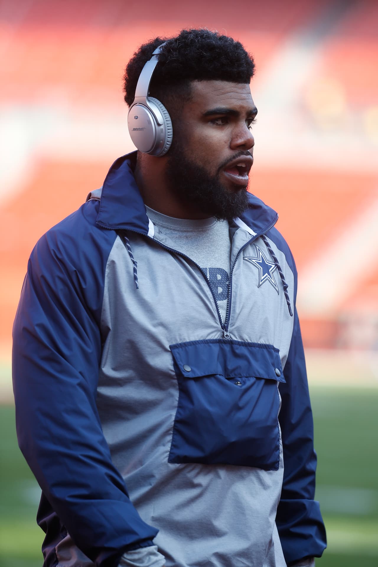 Dallas Cowboys running back Ezekiel Elliott practices before an NFL football game against the Cleveland Browns, Sunday, Nov. 6, 2016, in Cleveland. (AP Photo/Ron Schwane)