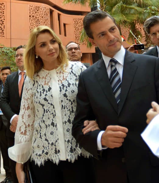 Angélica optó por esta blusa bordada.