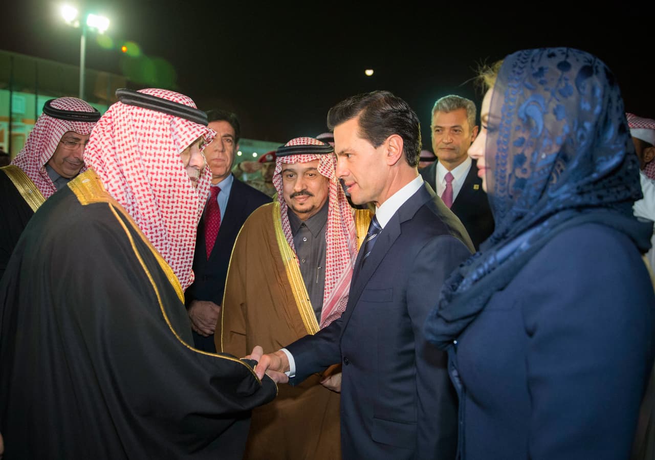 Todos su outfits fueron planeados para respetar la cultura de los países que visitan.