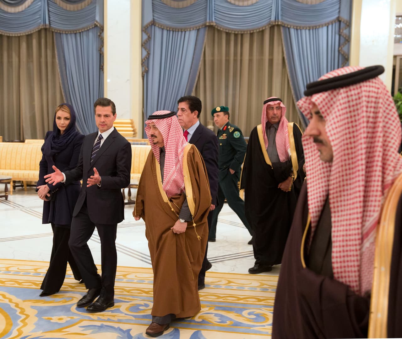 El código dicta que mujeres, tanto nacionales como extranjeras, deben cubrir su cuerpo.